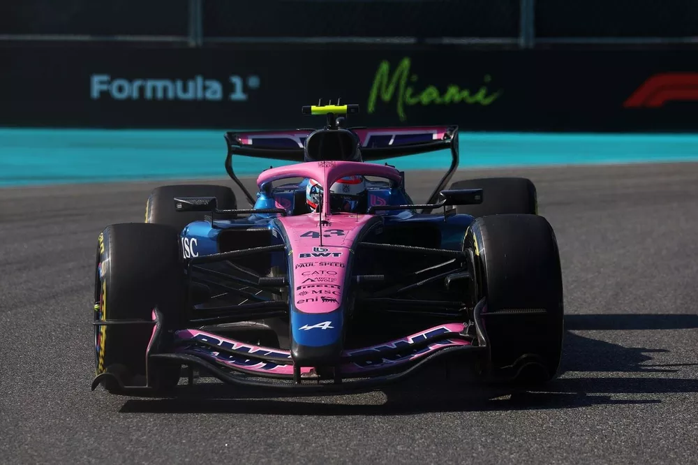 KIMI Y MERCEDES, POLE Y CONTANDO 